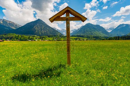 Cruz de campo con Cristo figura frente al paisaje de montaña, prados Loretto cerca de Oberstdorf, detrás de ella Gaisalphorn, Nebelhorn, Schattenberg y Riefenkopf, Alpes Allgaeuer, Allgaeu, Baviera, Alemania, Europa