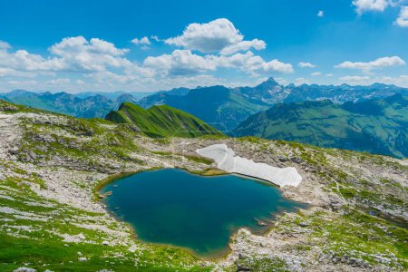 Pequeño lago de montaña frente al panorama de montaña con montaña Hochvogel, 2592m, Lago Laufbichelsee, Alpes Allgaeuer, Allgaeu, Baviera, Alemania, Europa