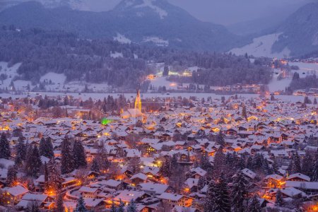 Blick auf die Stadt in der Abenddämmerung, Allgäuer Alpen, Oberstdorf, Oberallgäu, Allgäu, Bayern, Deutschland, Europa