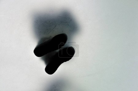 Anonyme Person mit überkreuzten Beinen, von unten