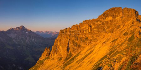 Vue de Krumbach highroute sous le soleil du matin à Biberkopf, 2599m, Alpes Allgaeuer, Allgaeu, Bavière, Allemagne, Europe