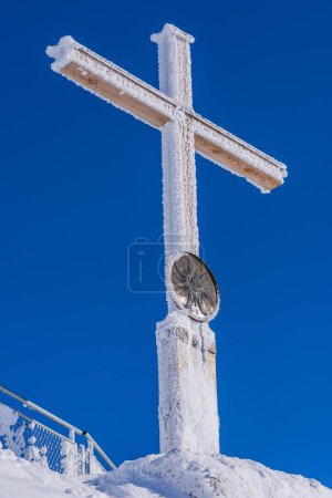 Cruz de cumbre helada en el Nebelhorn, 2224m, Alpes Allgaeu, Allgaeu, Baviera, Alemania, Europa