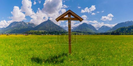 Field cross with Christ figure in front of mountain landscape, Loretto meadows near Oberstdorf, behind it Gaisalphorn, Nebelhorn, Schattenberg and Riefenkopf, Allgaeuer Alps, Allgaeu, Bavaria, Germany, Europe