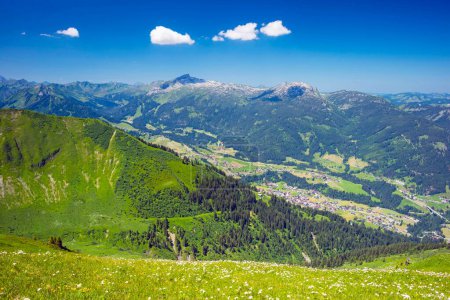 Panorama vom Fellhorn über das Kleine Walsertal zum Hohen Ifen, dem Gottesacker und Toreck, Allgäu, Vorarlberg, Österreich, Europa