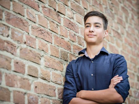 Niño, adolescente, 14 años, apoyado contra una pared, retrato, Alemania, Europa