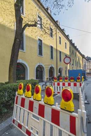 Warnbaken und Lichter für Straßenreparaturen, München, Oberbayern, Bayern, Deutschland, Europa
