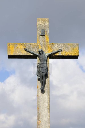 Cruz de campo con una figura de Cristo, Swabian Alb, Baden-Wuerttemberg, Alemania, Europa