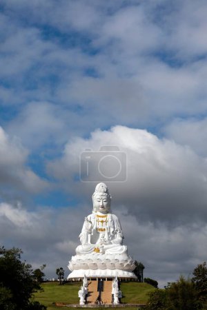 Estatua gigante de Guan Yin sentada en flor de loto, templo de Wat Huay Pla Kang, Chiang Rai, norte de Tailandia, Tailandia, Asia