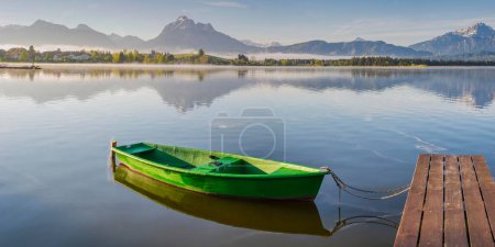 bote de remos verde, lago Hopfensee, Hopfen am See, cerca de Fuessen, Ostallgaeu, Allgaeu, Baviera, Alemania, Europa