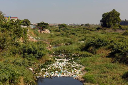 Basura de plástico y botellas de plástico lavadas en un arroyo, contaminación, Phnom Penh, Camboya, Asia