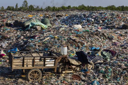 Vertedero de basura con basura plástica, Choeung Ek, Phnom Penh, Camboya, Asia