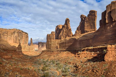 Park Avenue Trail, Formación rocosa de las torres de los juzgados, Parque Nacional Arches, Utah, Estados Unidos, América del Norte