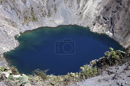 Cratère principal Volcan Irazu avec lac de cratère bleu, parc national du volcan Irazu, Parque Nacional Volcan Irazu, province de Cartago, Costa Rica, Amérique centrale