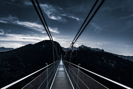 Pont suspendu Highline 179 avec Tannheimer Bergen en arrière-plan, Reutte, Tyrol, Autriche, Europe