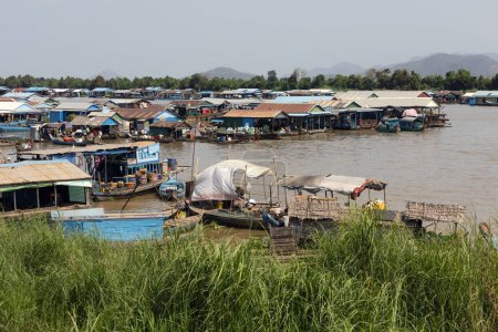 Schwimmende Dörfer mit Pfahlbauten, Fischerdorf, Boote am Tonle Sap Fluss, Kampong Chhnang, Kambodscha, Asien