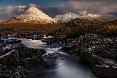 AltDearg Mor con picos nevados de las montañas Cullins en el paisaje montañoso, Sligachan, Portree, Isla del Cielo, Escocia, Reino Unido, Europa