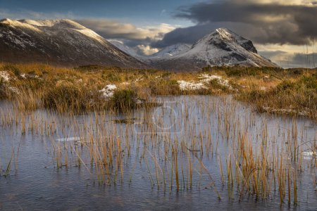 Moorlandschaft mit schneebedeckten Gipfeln der Cullins Mountains in Highland Landscape, Sligachan, Portree, Isle of Sky, Schottland, Großbritannien, Europa