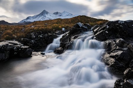 Wasserfall von AltDearg Mor mit schneebedeckten Gipfeln von Marsco und Sgurr Nan Gillean, Sligachan, Portree, Isle of Sky, Schottland, Großbritannien, Europa