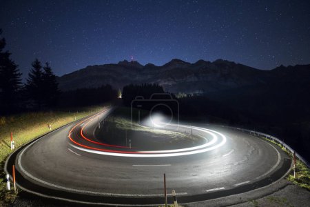 Passstraße mit Autos nach Schwgalp mit Sternen und Milchstraße, Lichtspuren, Schwgalp, Urnsch, Appenzell Ausserrhoden, Schweiz, Europa 