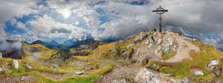 360 panorama de montaña de la cumbre de Hochiss con la cruz de la cumbre y el cielo nublado extraño, montañas de Rofan, Achensee, Maurach, Tirol, Austria, Europa 