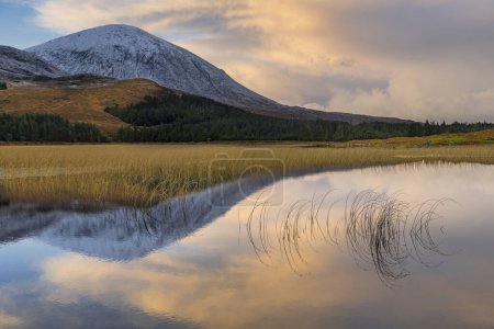 Reflexion im Loch Cill Chrisod, in Highland-Landschaft mit winterlichen Cullins-Bergen, Broadford, Isle of Skye, Großbritannien, Europa