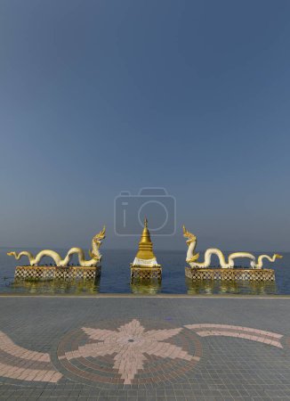 Estatuas blancas de Naga con Chedi dorado en la orilla del lago Kwan Phayao, lago Phayao, Phayao, Tailandia, Asia
