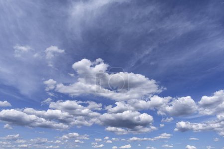 Cumulus humilis nubes (Cumulus humilis) en el cielo azul, Baviera, Alemania, Europa