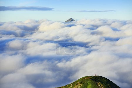 Vista de la cubierta de nubes desde la cumbre de Shiroumadake, Monte Shirouma 2932 m, Montañas Hida, Alpes japoneses, Japón, Asia