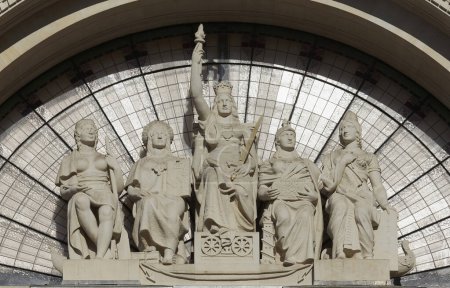 Angebliche Figurengruppe über dem Eingang, Detailfassade, Postgebäude, Palacio de Communicacines, Gebäude von 1922, Valencia, Spanien, Europa 