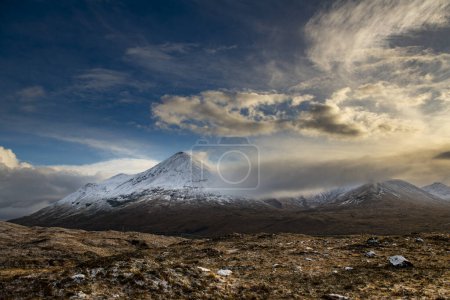 Schneebedeckte Berggipfel Ben Lees mit Wolken in der Highland-Landschaft, Sligachan, Portree, Isle of Sky, Schottland, Großbritannien, Europa