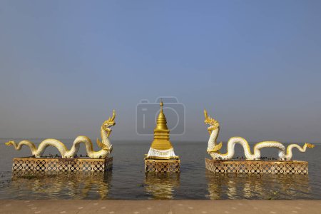 Weiße Naga-Statuen mit goldenen Chedi am Ufer des Kwan Phayao Sees, Phayao See, Phayao, Thailand, Asien