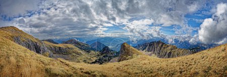 Panorama avec ciel nuageux bizarre depuis le sommet d'Hochiss dans les montagnes du Rofan avec murs Dalfazer, Adlerhorst et Inn Valley, montagnes du Rofan, Achensee, Tyrol, Autriche, Europe
