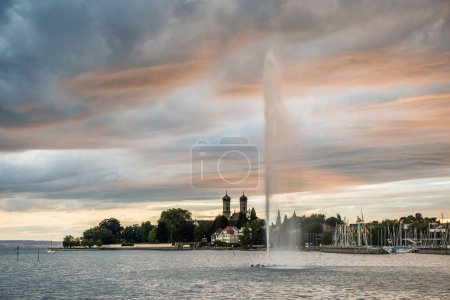 Springbrunnen und Gewitterwolken bei Sonnenuntergang, Schlosskirche im Hintergrund, Friedrichshafen, Bodensee, Baden-Württemberg, Deutschland, Europa 