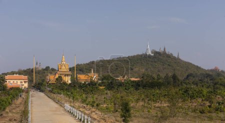 Centre de méditation bouddhiste Vipassana Dhura, Stupas sur Phnom Oudong, Province de Kampong Speu, Cambodge, Asie