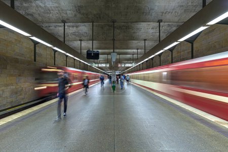 U-Bahnhof Jakobinenstraße mit ein- und ausfahrenden U-Bahnen, Frth, Mittelfranken, Bayern, Deutschland, Europa 