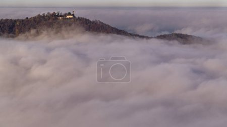 Niebla, Teck Castillo sobre las nubes, área de la biosfera Swabian Alb, Baden-Wrttemberg, Alemania, Europa 