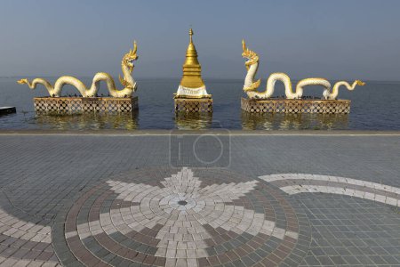 Estatuas blancas de Naga con Chedi dorado en la orilla del lago Kwan Phayao, lago Phayao, Phayao, Tailandia, Asia