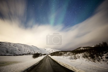 Nordlichter über Straßen mit Schneebergen, in der Nähe von Troms, Troms, Norwegen, Europa 