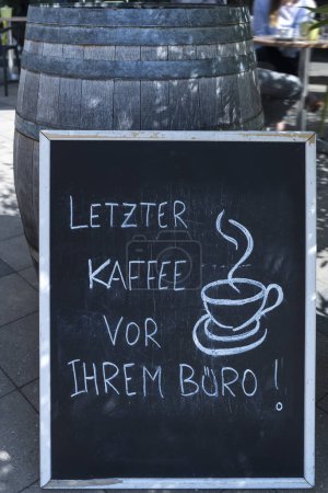 Tablero publicitario frente a una cafetería, último café antes de su oficina, Baviera, Alemania, Europa 