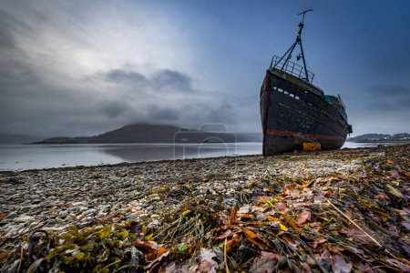 Schiffswrack am Loch Eil mit farbigen Blättern im Vordergrund, Fort William, West Highlands, Schottland, Großbritannien, Europa