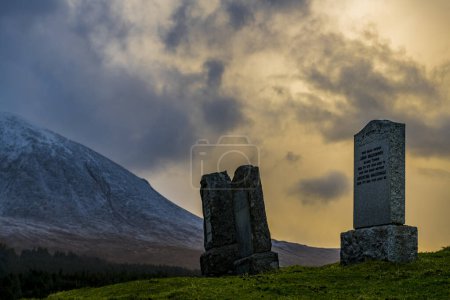 Alter Friedhof mit Cullins Mountains, bei Sonnenuntergang, Broadford, Isle of Skye, Großbritannien, Europa