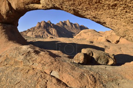 Pont naturel et montagnes Pontok, Spitzkoppe, Grootspitzkop, Province d'Erongo, Namibie, Afrique