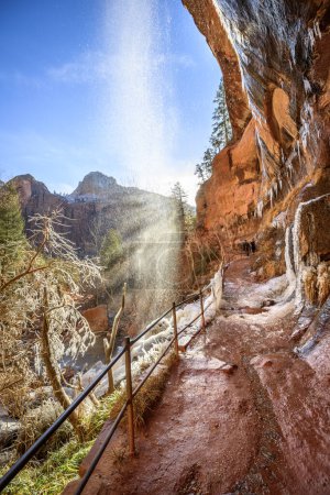 Chutes d'eau depuis un rocher en surplomb en hiver, sentier Emerald Pools Trail le long de la rivière Virgin, parc national de Zion, Utah, États-Unis, Amérique du Nord