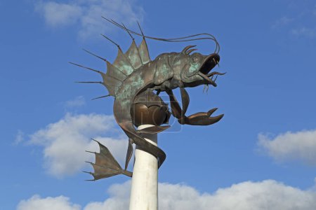 Fischskulptur mit bewölktem Himmel, Kunstwerk am Hafen, Plymouth, Devon, England, Großbritannien