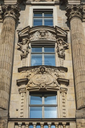Cariátides en la ventana del Palais Lenbach, Lenbachplatz, Munich, Baviera, Alta Baviera, Alemania, Europa