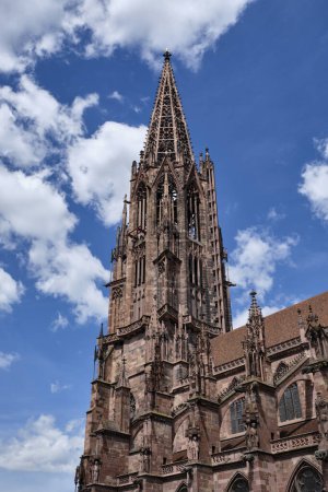 116m hoher Turm des Münsters, Altstadt, Freiburg im Breisgau, Baden-Württemberg, Deutschland, Europa 