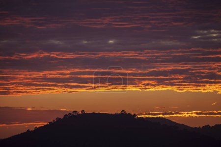 Puesta del sol, cielo nocturno con nubes rojas, cerca de Paguera o Peguera, Mallorca, Islas Baleares, España, Europa
