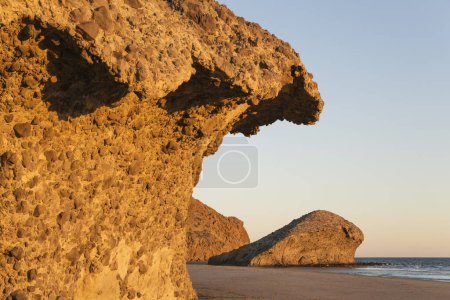 Versteinerte Lavazungen und -wände am Strand Playa del Monsul, Naturreservat Cabo de Gata-Nijar, Provinz Almeria, Andalusien, Spanien, Europa