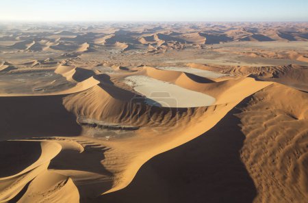 Sanddünen und Trockenpfannen in der Namib-Wüste, Luftaufnahme, Namib-Naukluft-Nationalpark, Namibia, Afrika