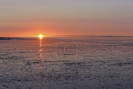 Sonnenuntergang über dem Wattenmeer bei Neuharlingersiel, Ostfriesland, Niedersachsen, Deutschland, Europa